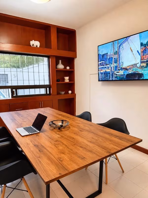 COWORK, RECEPCIÓN Y SALA DE JUNTAS